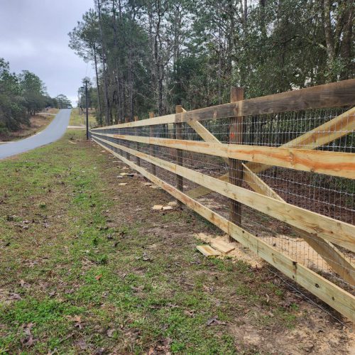 6-foot-fence-with-barbwires-on-top-dunnellon-95th-st